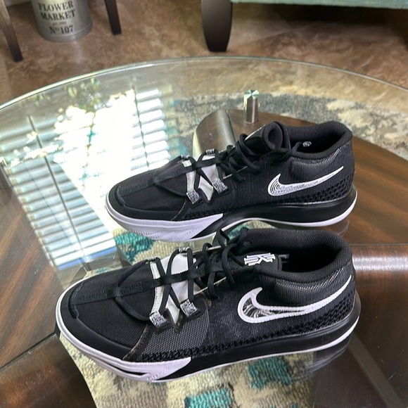 New Nike Kyrie Flytrap VI sneakers black and white size 11.5 - Picture 4 of 11